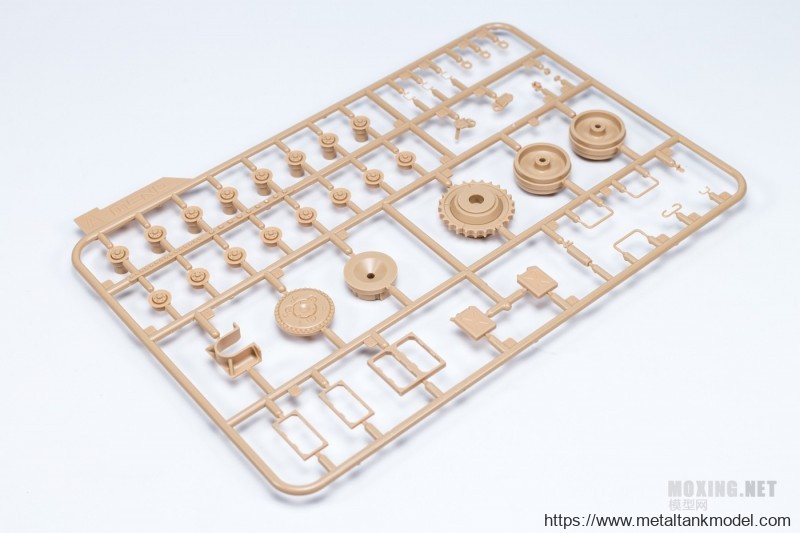 [模型网评测]MENG-1/35卡特彼勒D9R