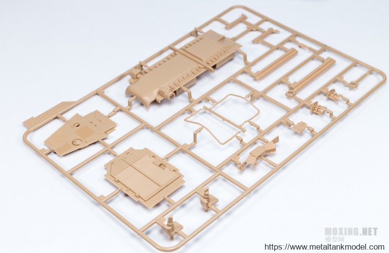 [模型网评测]MENG-1/35卡特彼勒D9R