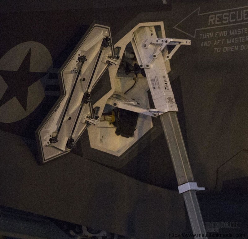 [坦克模型对比评测]MENG(LS007) VS 小鹰(80103)-1/48 F-35A