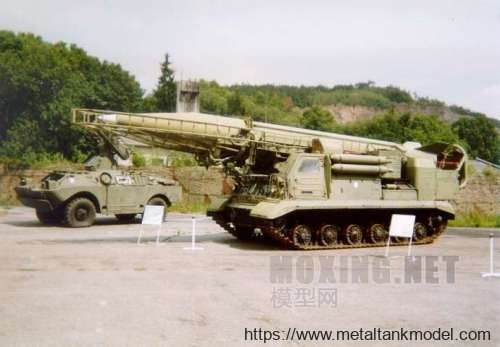 [模型网评测]小号手-1/35苏联8K14导弹系统(2P19履带式发射车及R-17