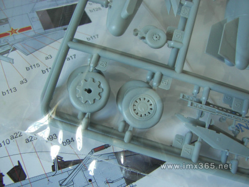 [开盒评测]威骏-1/48中国歼-10S双座型战斗机(FB4005)-封绘及开盒 - 第3张  | 制作坦克模型记录