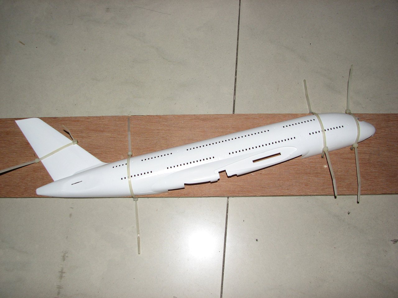 [开盒评测]威望-1/144空中客车A380客机(内构版04259)-封绘及总览 - 第1张  | 制作坦克模型记录
