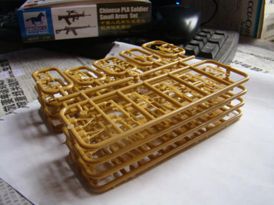 [开盒评测]威骏-1/35中国人民解放军单兵现用轻武器组(AB3537)-封绘 - 第5张  | 制作坦克模型记录